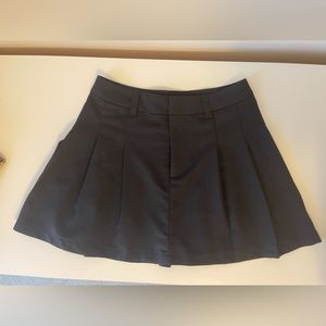 Black pleated mini skirt